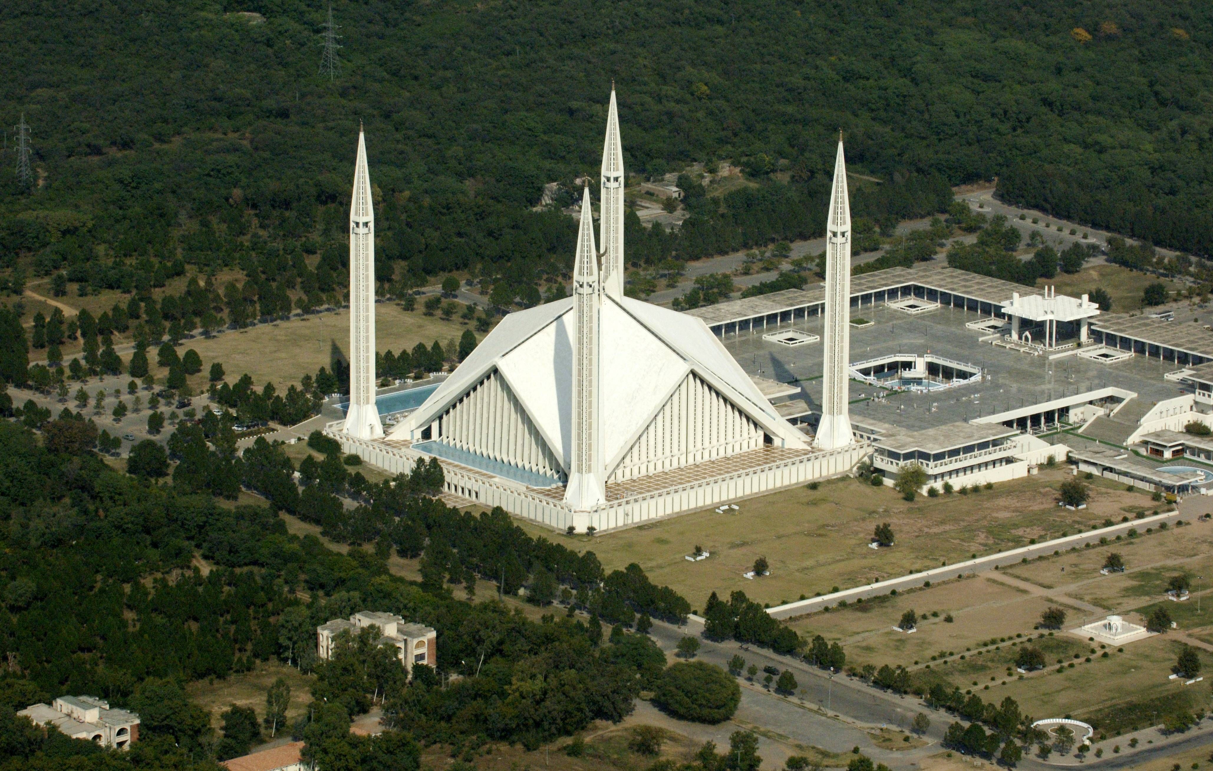 Cheap Flights to Pakistan: Best Time to Book, Top Routes & Travel Guide